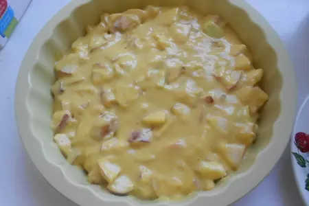 Шарлотка с яблоками: шаг 7