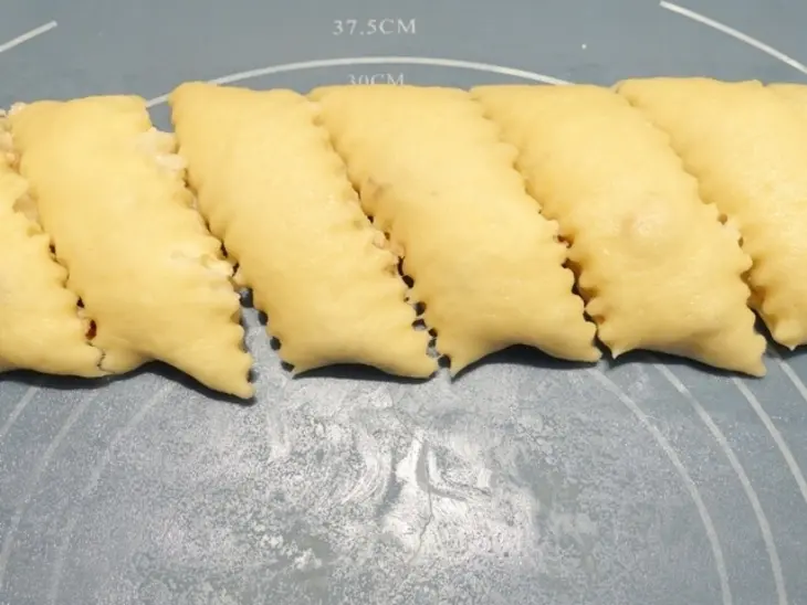 Медовый назук с орехами и грушей: шаг 10