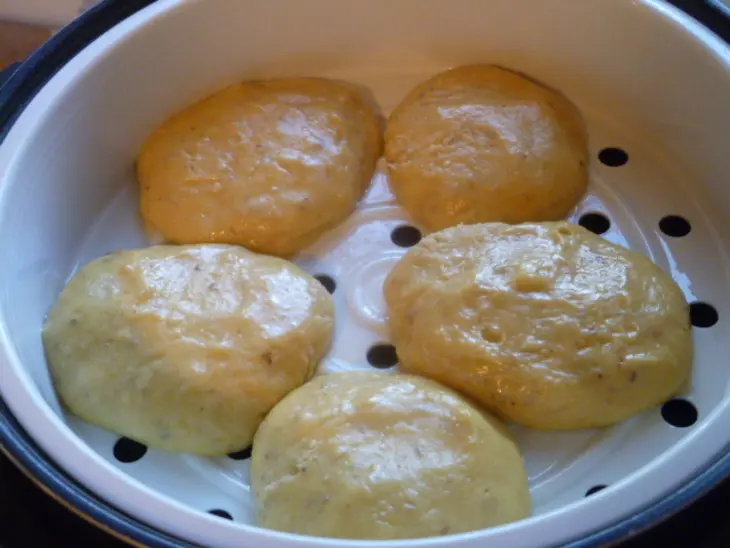 Медовые булочки с орехами на пару: шаг 11