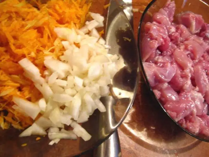 Гречка с курицей и шампиньонами в горшочках: шаг 1