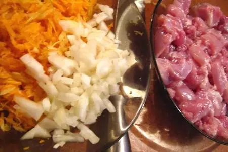 Гречка с курицей и шампиньонами в горшочках: шаг 1