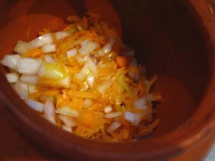 Гречка с курицей и шампиньонами в горшочках: шаг 2