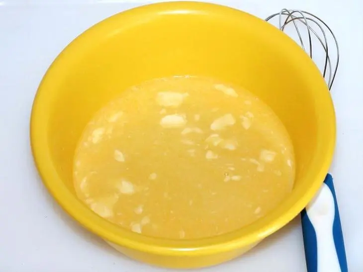 Булочки-розочки с сырной начинкой: шаг 1