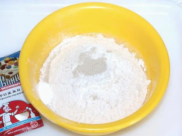 Булочки-розочки с сырной начинкой: шаг 2
