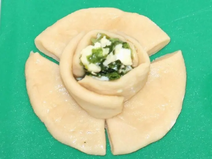 Булочки-розочки с сырной начинкой: шаг 7