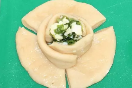 Булочки-розочки с сырной начинкой: шаг 7