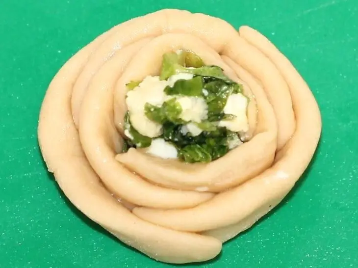 Булочки-розочки с сырной начинкой: шаг 8