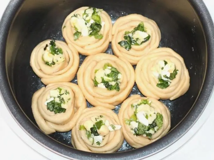 Булочки-розочки с сырной начинкой: шаг 10
