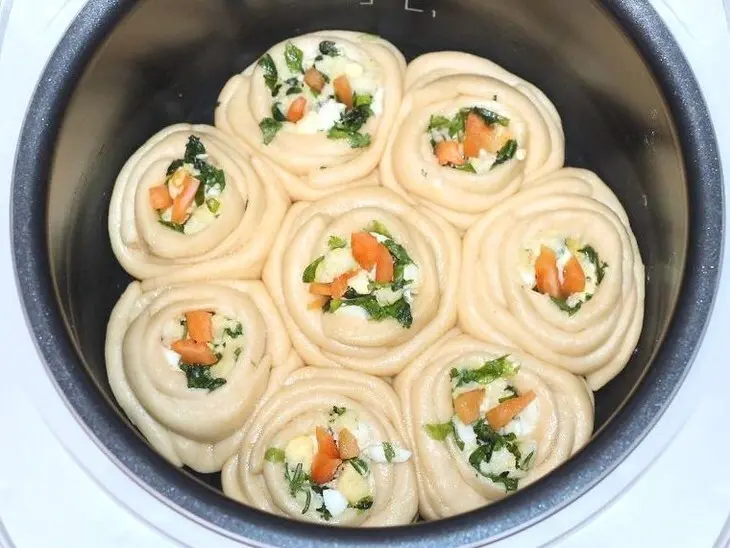 Булочки-розочки с сырной начинкой: шаг 11
