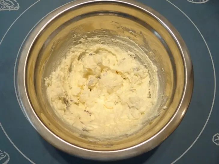 Пирожки "крабики" с начинкой из творога и сушеной клюквы: шаг 8