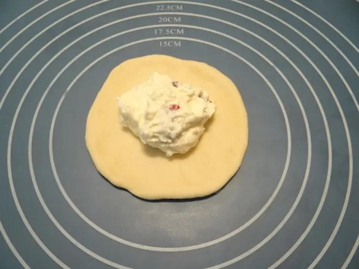 Пирожки "крабики" с начинкой из творога и сушеной клюквы: шаг 10