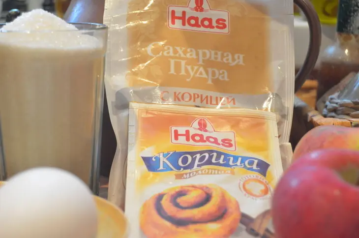 Тыквенная шарлотка с яблоками и хрустящей коричной корочкой: шаг 2