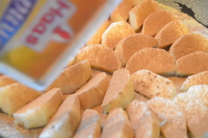 Тыквенная шарлотка с яблоками и хрустящей коричной корочкой: шаг 3