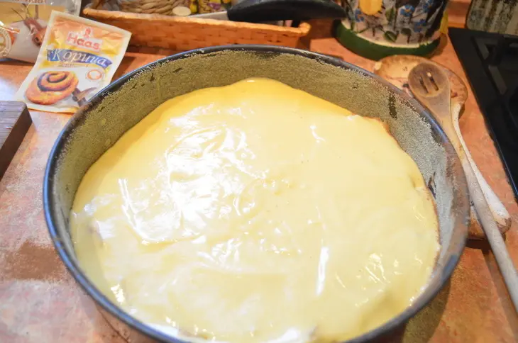 Тыквенная шарлотка с яблоками и хрустящей коричной корочкой: шаг 5