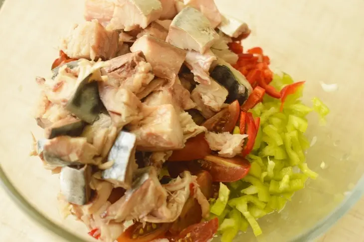 Баклажаны фаршированные скумбрией и овощами.: шаг 2