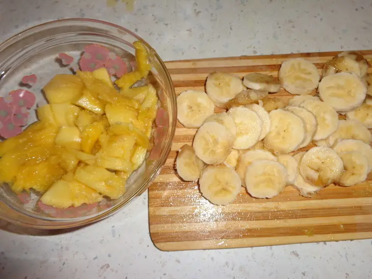 Нежный пирог с бананом и манго: шаг 4