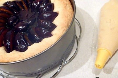 Пирог со сливами под марципановым кольцом: шаг 5