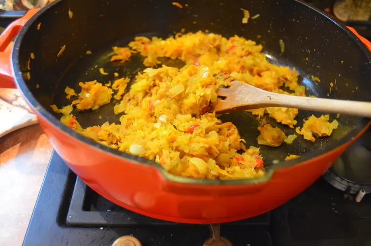 Булгур с овощами, карри и рыбными фрикадельками в мультиварке: шаг 4