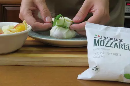 Десертные розы из моцареллы: шаг 9