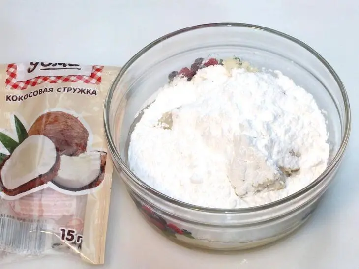 Печенье шоколадное с кокосом и ягодой: шаг 4