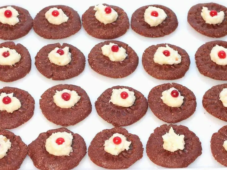 Печенье шоколадное с кокосом и ягодой: шаг 7