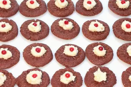 Печенье шоколадное с кокосом и ягодой: шаг 7