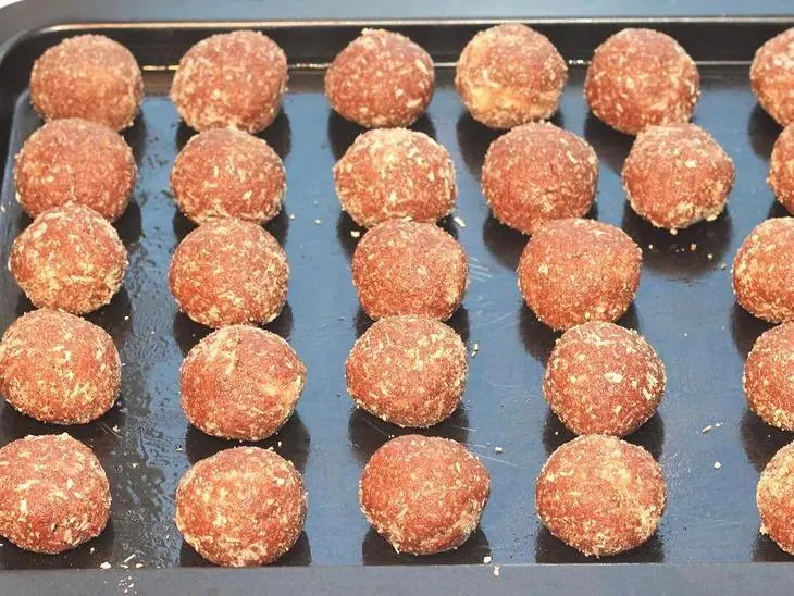 Печенье шоколадное с кокосом и ягодой: шаг 8
