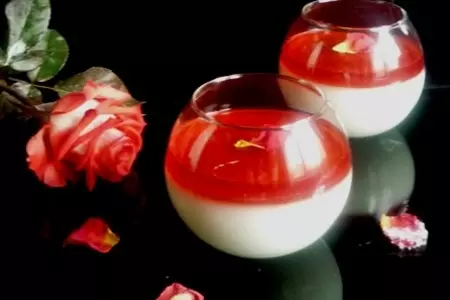 Бламанже с желе из чая с лепестками роз,фиалкой и гибискусом: шаг 3