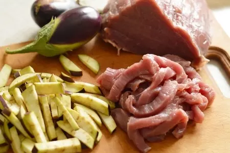 Мясо с баклажанами.: шаг 1