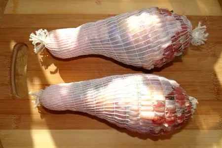 Холодная закуска из фаршированной голени индейки с тыквой и зеленью: шаг 3