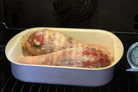 Холодная закуска из фаршированной голени индейки с тыквой и зеленью: шаг 4