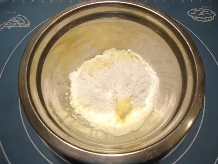 Сладкий хлеб со сливочной прослойкой и миндальными лепестками: шаг 5