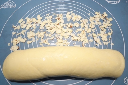 Сладкий хлеб со сливочной прослойкой и миндальными лепестками: шаг 11
