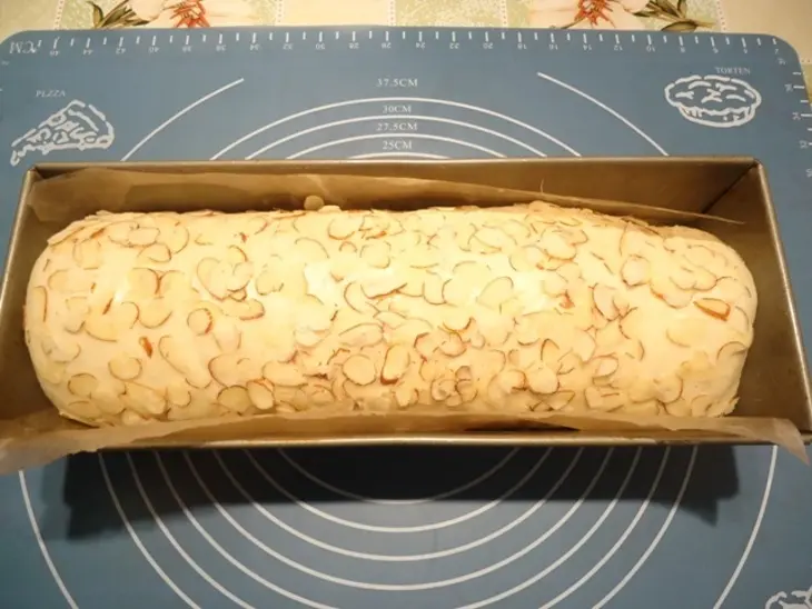 Сладкий хлеб со сливочной прослойкой и миндальными лепестками: шаг 13