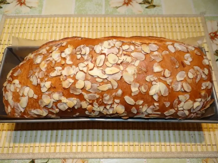 Сладкий хлеб со сливочной прослойкой и миндальными лепестками: шаг 14