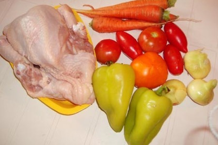 Цыпленок (курица) с овощами тушеный в фольге: шаг 1