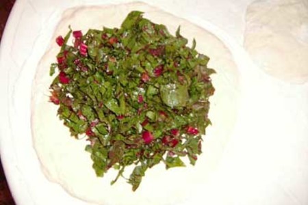 Пирог со свекольными листьями а-ля "осетинский": шаг 4