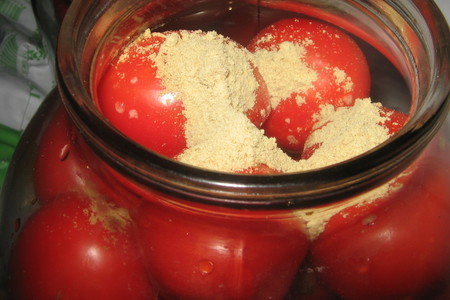 Соленные, ядреные, бочковые помидоры из банки: шаг 1