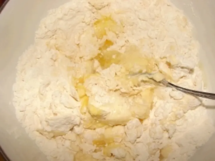 Пирог с мясом в сметанной заливке: шаг 1