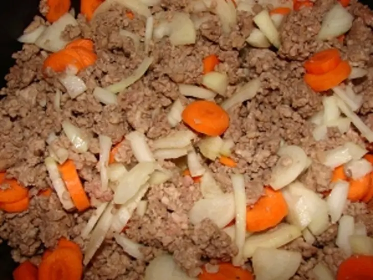 Пирог с мясом в сметанной заливке: шаг 2