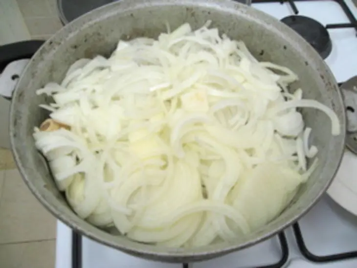 Баранина с луковой подливой.: шаг 3