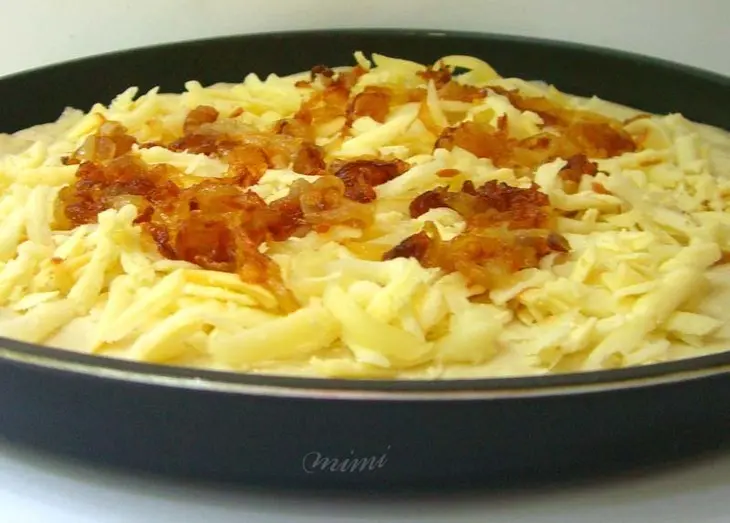 Пицца с карамелизованным луком,копченым сыром и маслинами: шаг 1