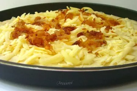 Пицца с карамелизованным луком,копченым сыром и маслинами: шаг 1