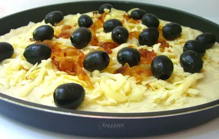 Пицца с карамелизованным луком,копченым сыром и маслинами: шаг 2