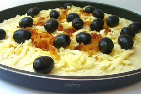 Пицца с карамелизованным луком,копченым сыром и маслинами: шаг 2