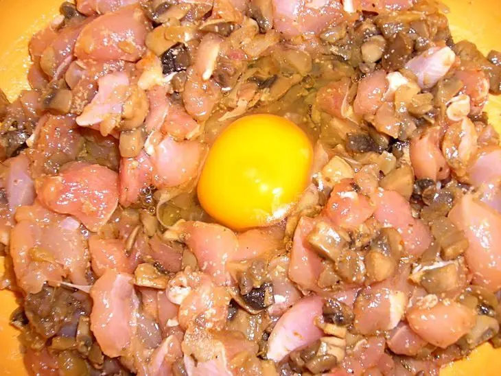 Биточки курино-грибные под сметанно грибным соусом: шаг 1