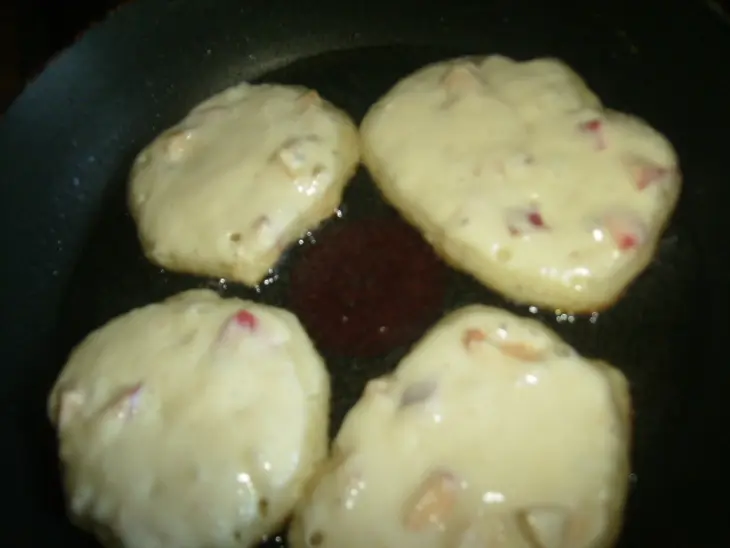Дрожжевые оладьи с яблоками: шаг 4