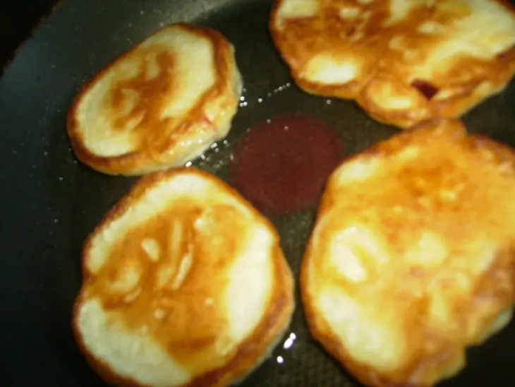 Дрожжевые оладьи с яблоками: шаг 5