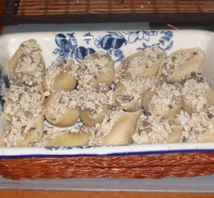 Ракушки фаршированные под томатным соусом: шаг 1