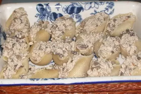 Ракушки фаршированные под томатным соусом: шаг 1